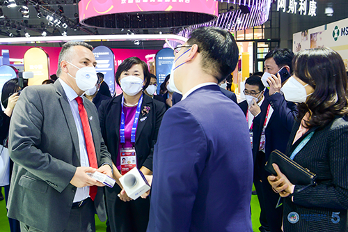 Brief business dialogues during the fifth China International Import Expo